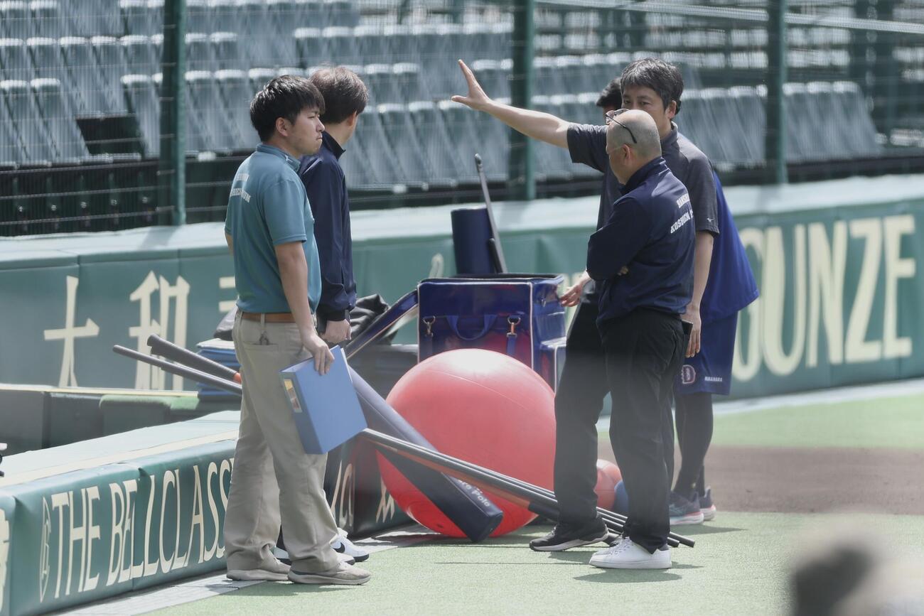 阪神対中日　カメラマン席付近で話し合う球場関係者ら（撮影・前田充）