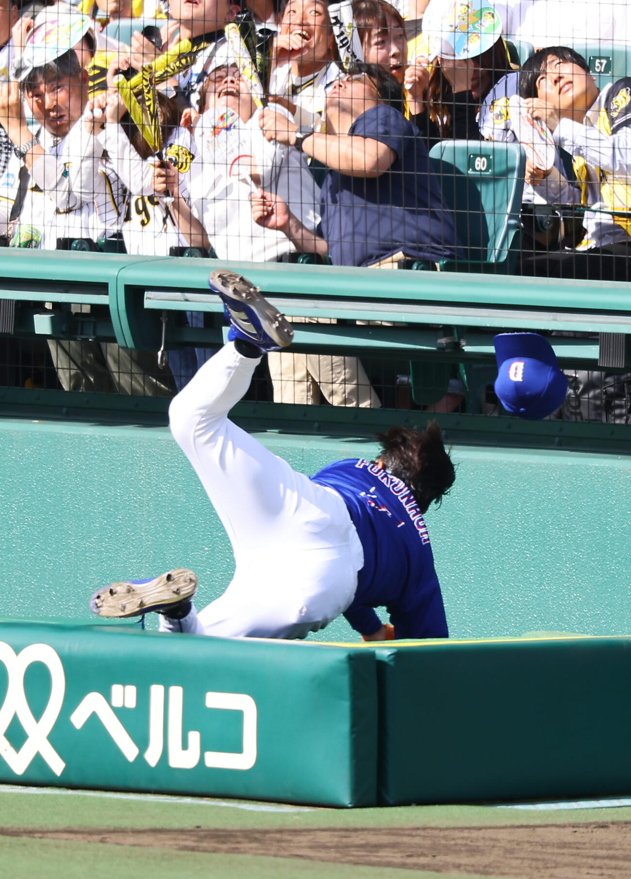 阪神対中日　3回裏阪神2死二塁、佐藤の打球を追った福永はカメラマン席に飛び込む（撮影・上田博志）