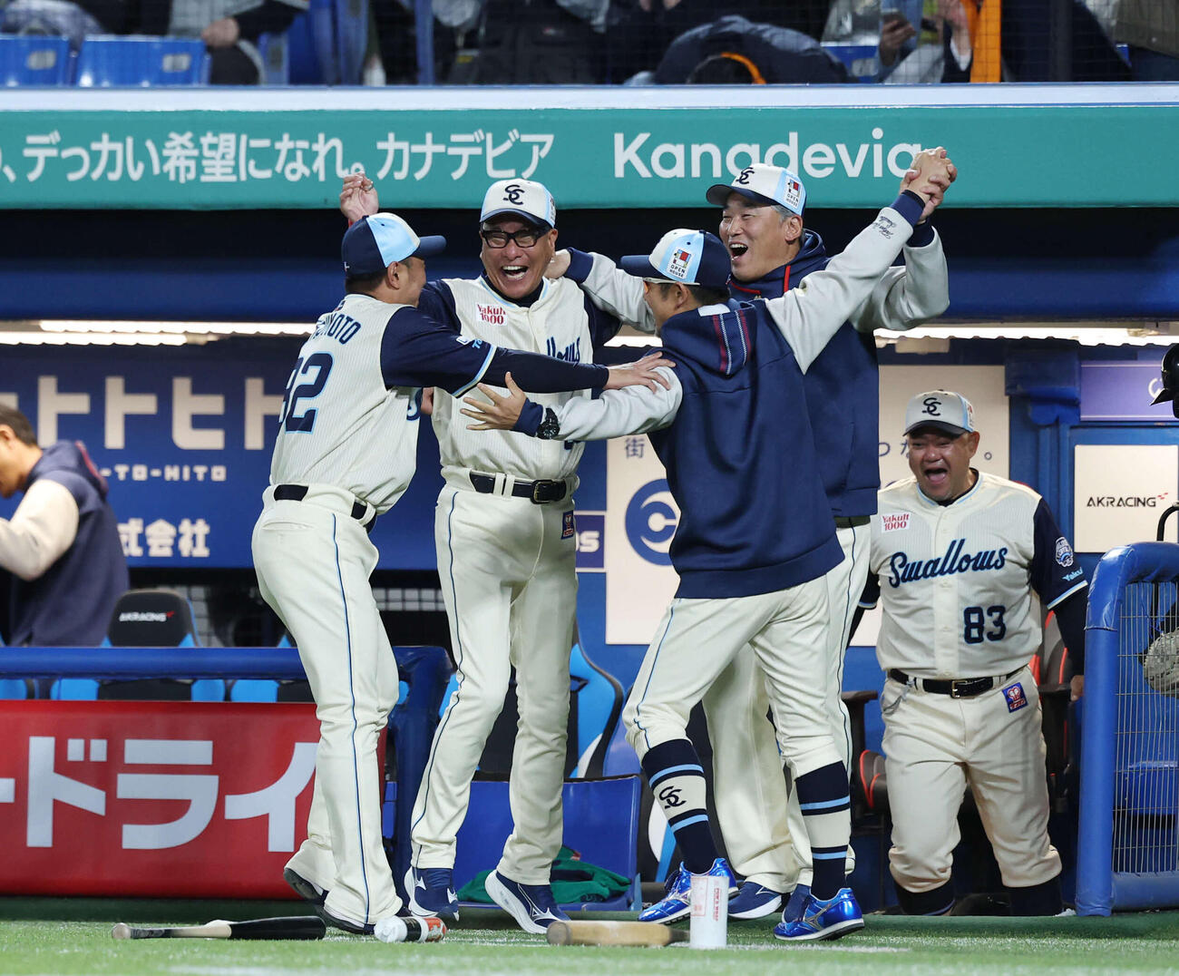 ヤクルト対巨人　9回裏ヤクルト1死三塁、サヨナラ勝ちし、コーチ陣と喜ぶヤクルト池山監督（左から2番目）（2026年4月18日撮影）