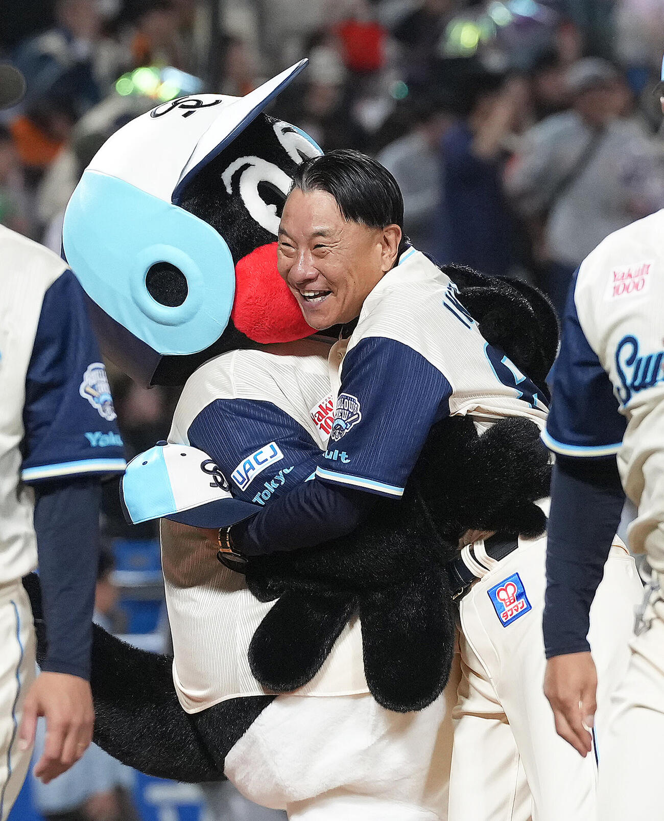 ヤクルト対巨人　サヨナラ勝ちし、つば九郎と抱き合うヤクルト池山監督（2026年4月18日撮影）