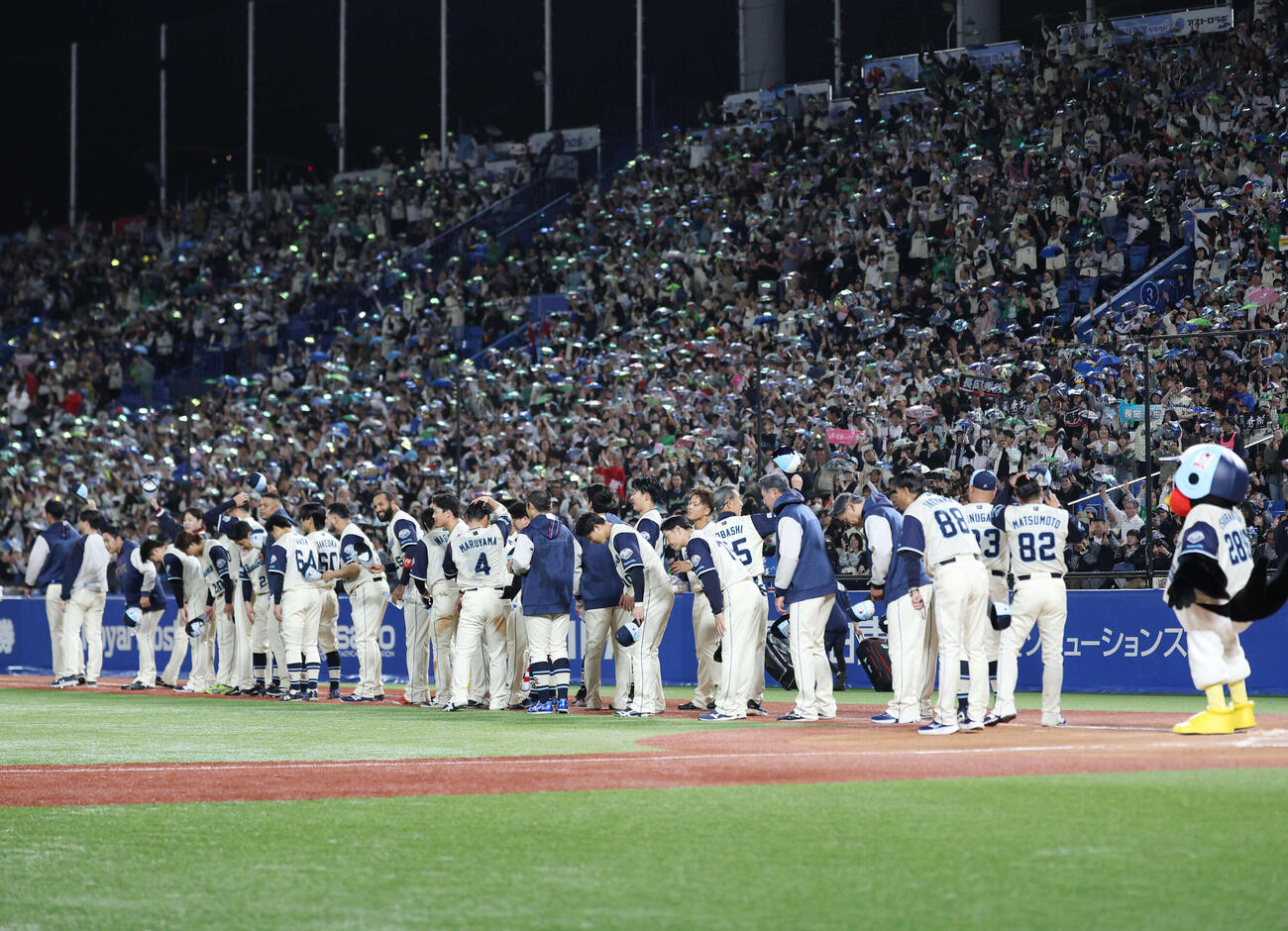 ヤクルト対巨人　9回裏ヤクルト1死三塁、サヨナラ勝ちし観客にあいさつするヤクルトナイン（撮影・増田悦実）