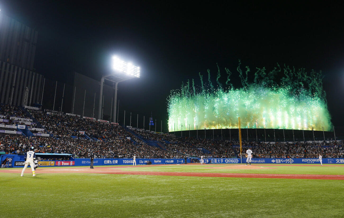 ヤクルト対巨人　9回裏ヤクルト1死三塁、MUFG国立競技場から花火が上がり打席を待つ長岡（左端）。投手マルティネス（撮影・足立雅史）
