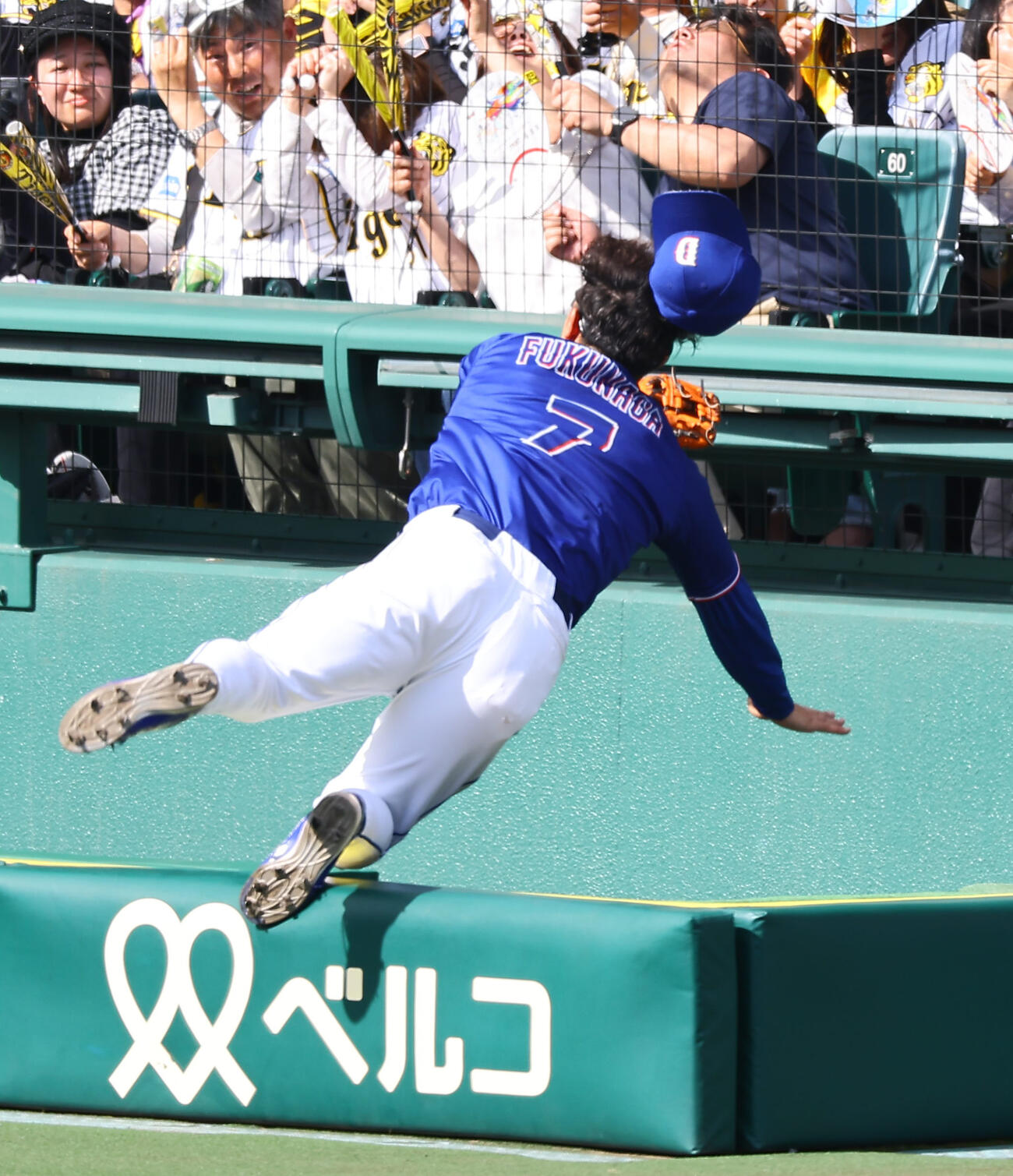 2026年4月18日、阪神対中日　3回裏阪神2死二塁、佐藤の打球を追った福永はカメラマン席に飛び込む