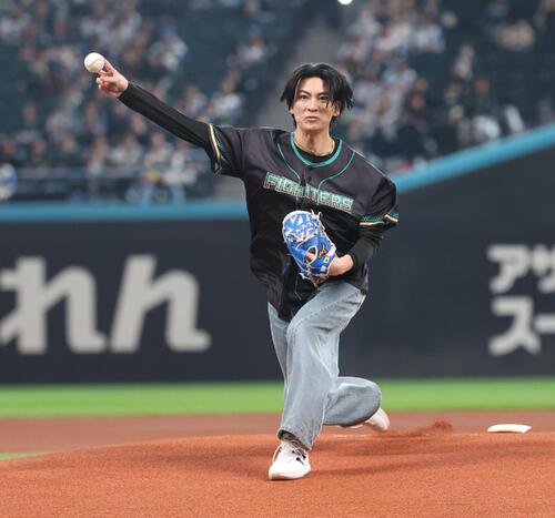 【日本ハム】高身長歌謡グループ「風輪」翔司、ノーバン105キロのファーストピッチ披露