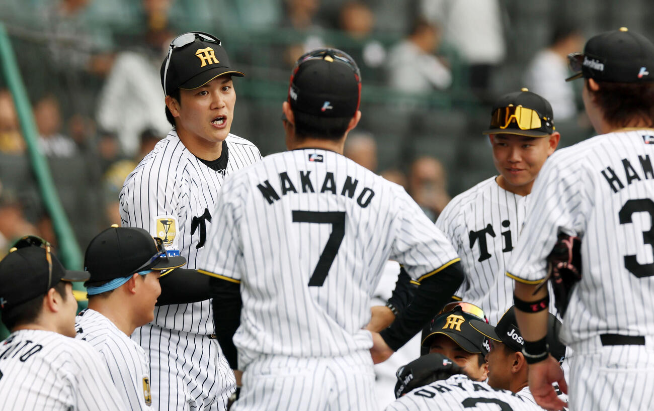 阪神対中日　試合前の円陣で声を出す阪神伏見（撮影・加藤哉）