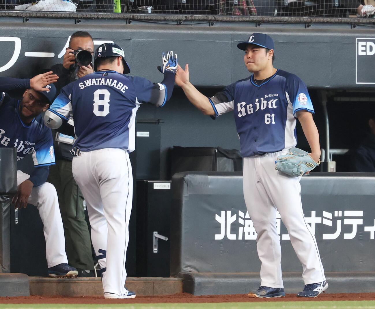 日本ハム対西武　3回表、3点本塁打を放った渡部を出迎える平良（撮影・黒川智章）