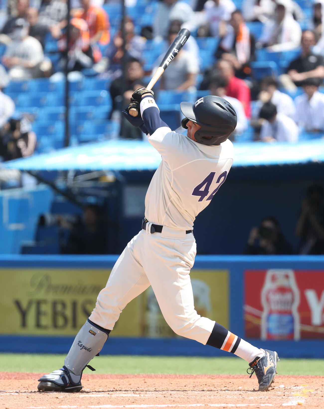 立大対法大　8回裏法大2死一塁、井上和は本塁打を放つ（撮影・柴田隆二）