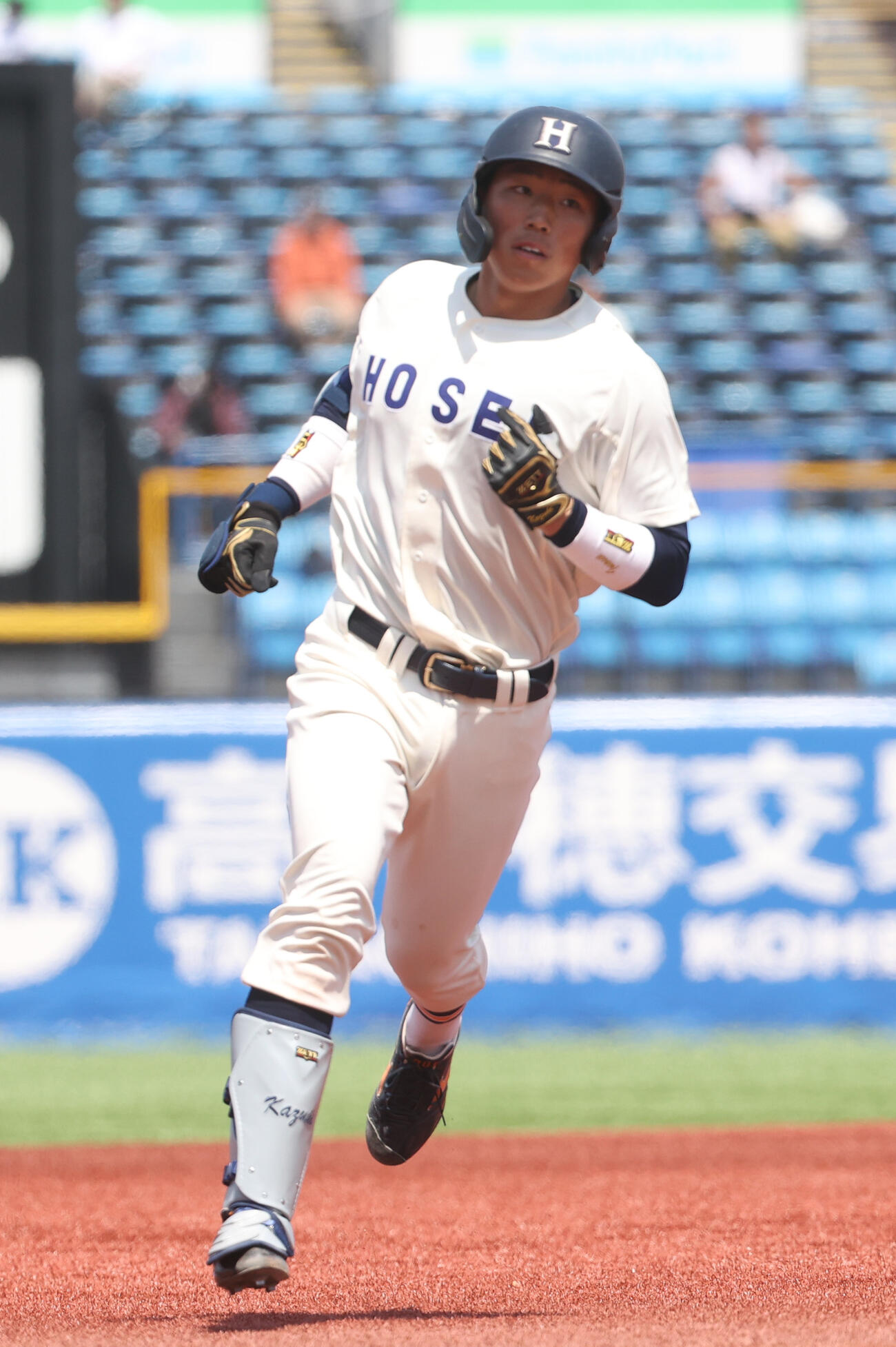 立大対法大　8回裏法大2死一塁、井上和は本塁打を放ち三塁に向かう（撮影・柴田隆二）