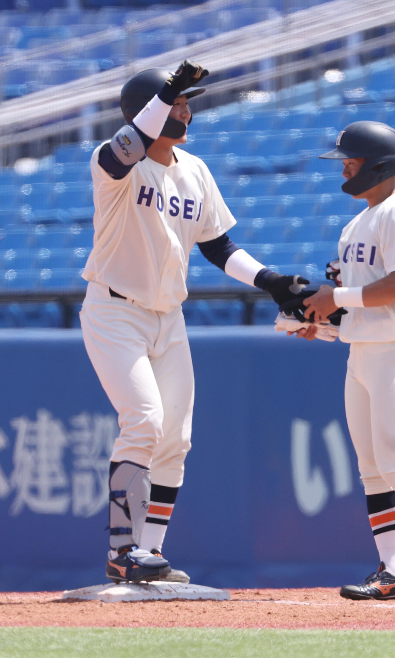 立大対法大　3回裏法大無死一、三塁、井上和は適時打を放ちガッツポーズする（撮影・柴田隆二）