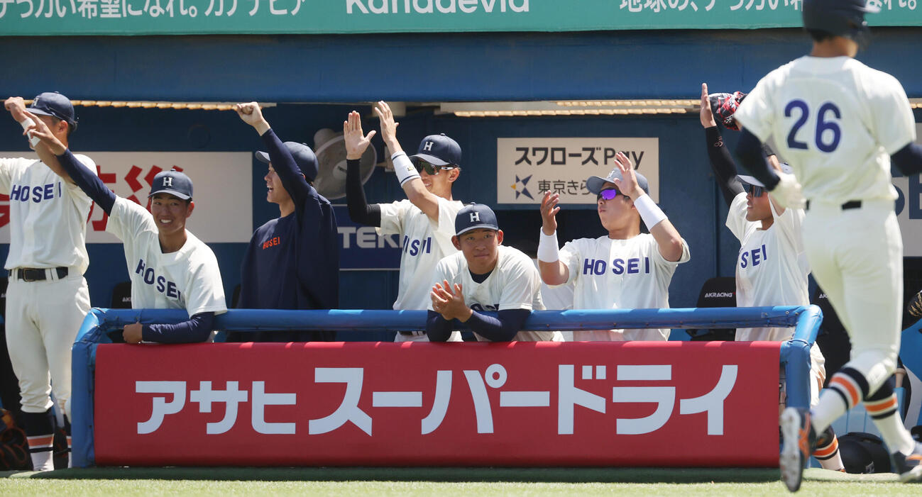立大対法大　5回裏法大2死二塁、金谷の適時打で喜ぶ法大ナイン（撮影・柴田隆二）