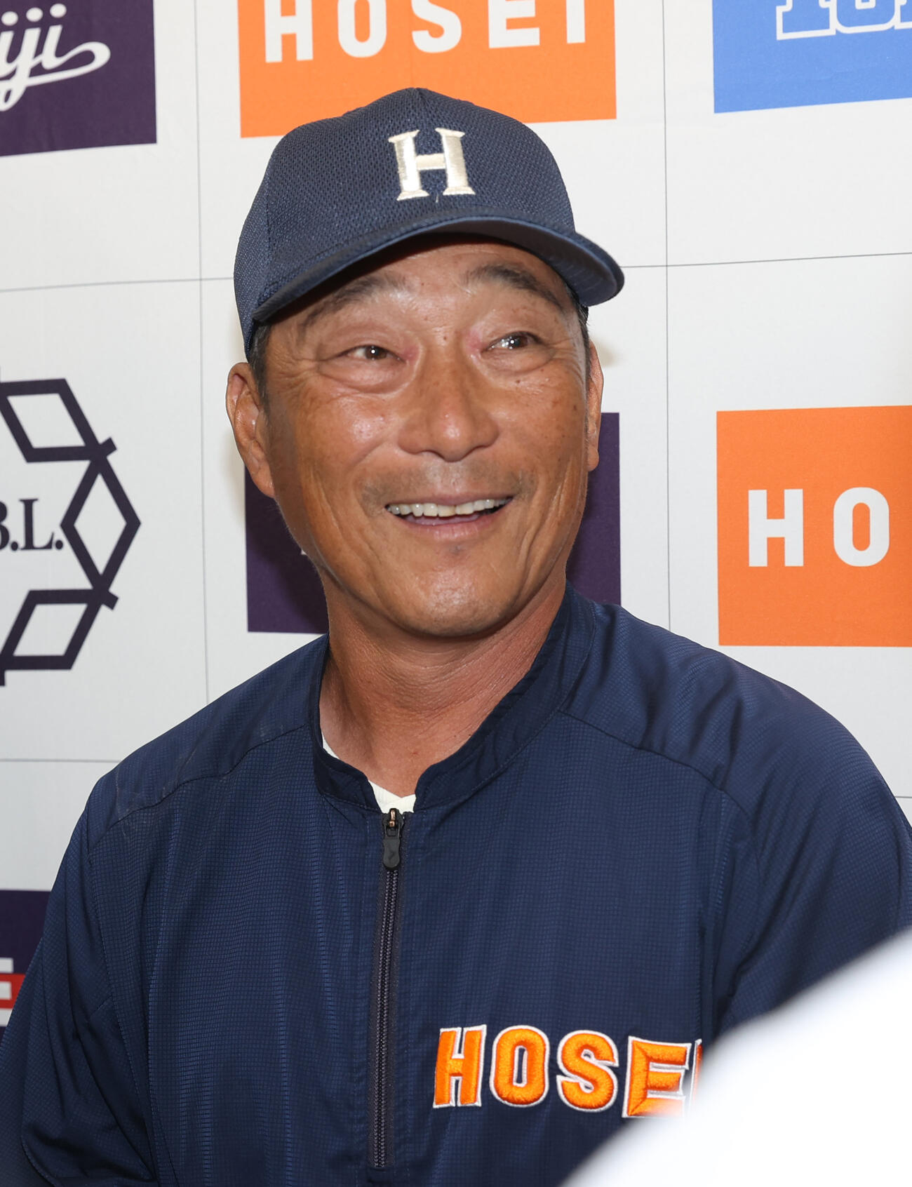立大対法大　勝ち点1を挙げた法大・大島監督は笑顔を見せる（撮影・柴田隆二）