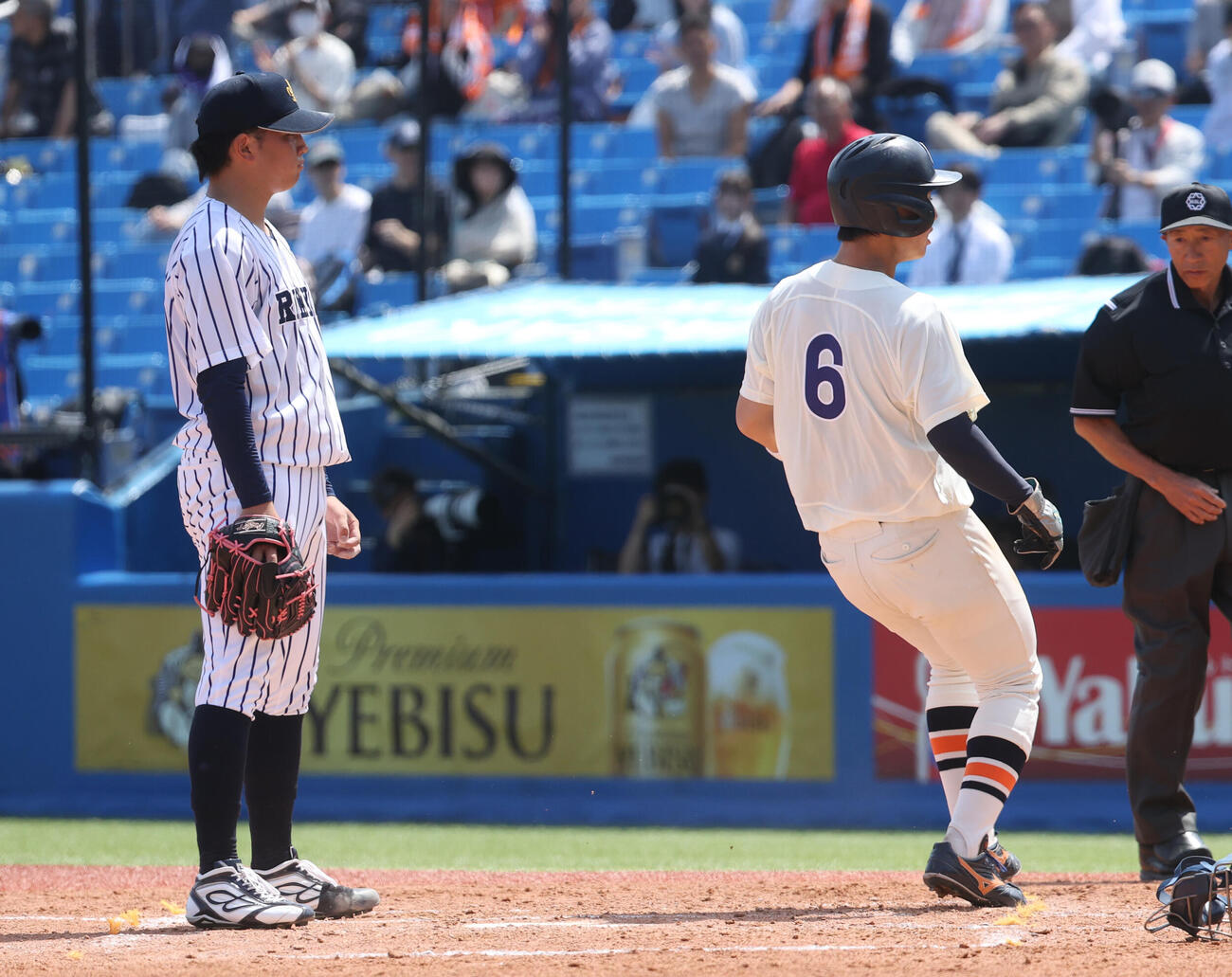 立大対法大　3回裏法大無死一、二塁、打者片山悠の時、バッテリーミスで三塁走者金谷が生還する。左は立大・田中（撮影・柴田隆二）