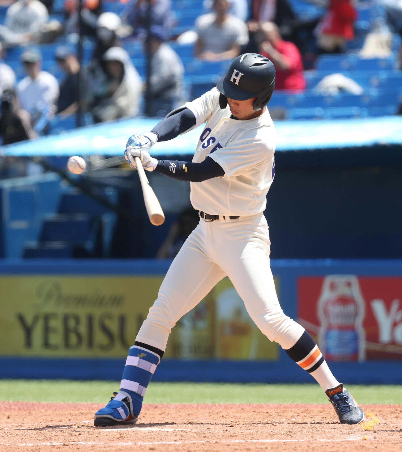 立大対法大　5回裏法大2死三塁、境は適時二塁打を放つ（撮影・柴田隆二）