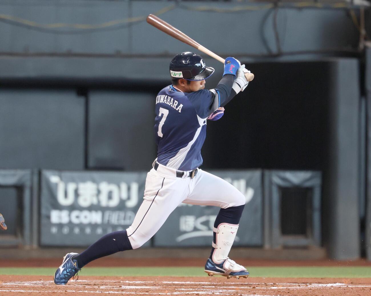 日本ハム対西武　3回表西武1死一、二塁、適時打を放つ桑原（撮影・黒川智章）