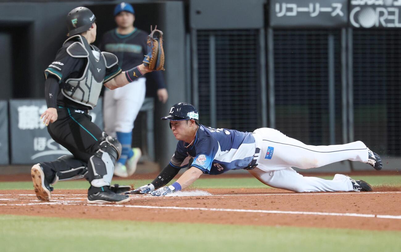 日本ハム対西武　3回表西武1死一、二塁、桑原の適時打で生還する二塁走者平沢（撮影・黒川智章）