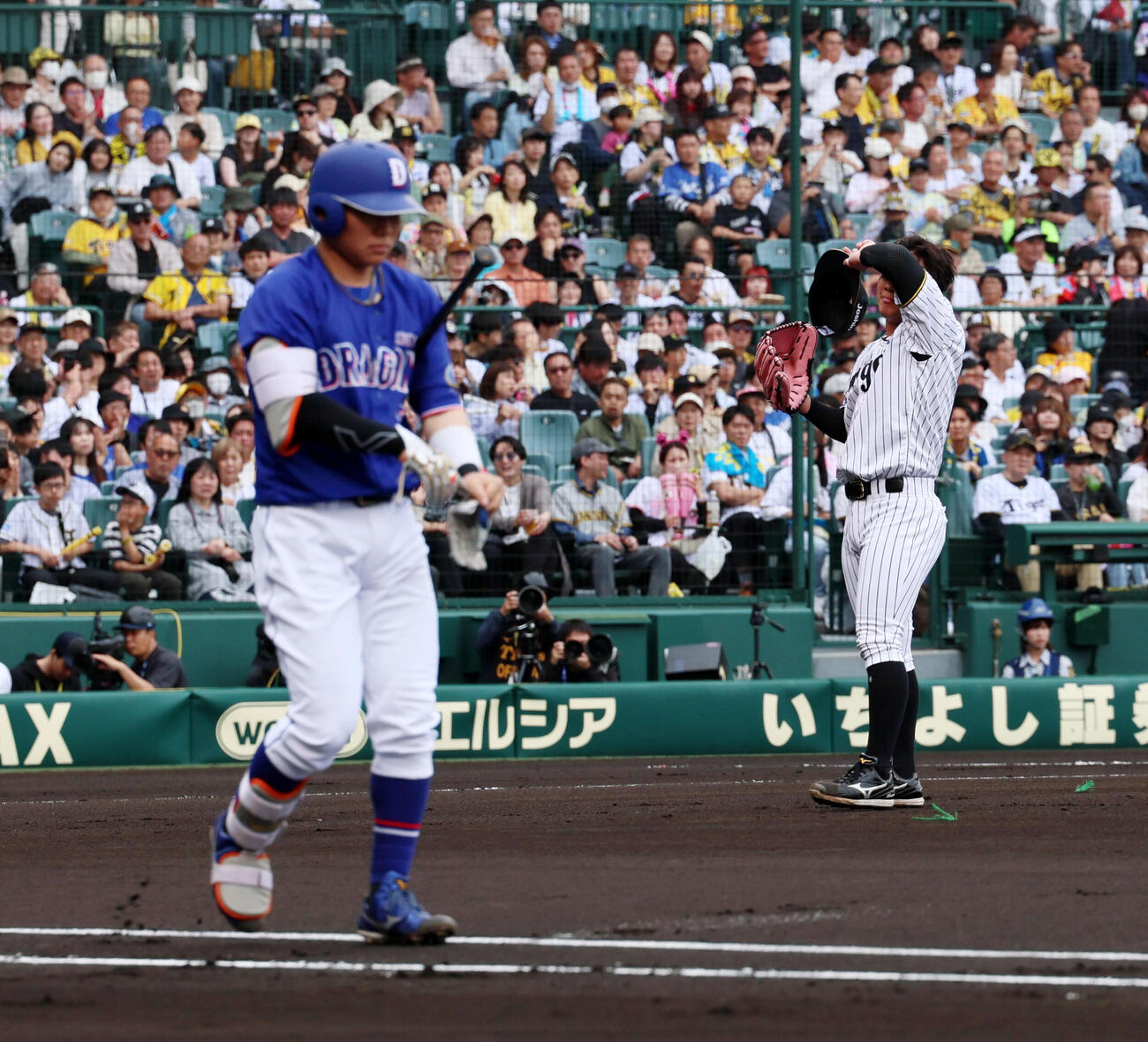 阪神対中日　1回表中日2死満塁、伊原は村松(左）に押し出し四球を与える（撮影・加藤哉）