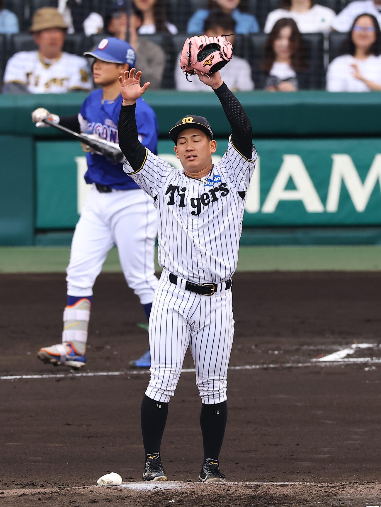 阪神対中日　1回表中日2死満塁、伊原は村松に押し出し四球を与える（撮影・上田博志）