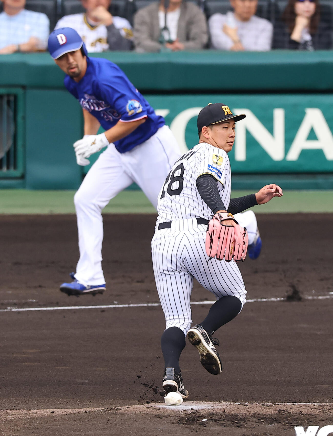 阪神対中日　1回表中日2死一、二塁、伊原は阿部に先制適時打を浴びる（撮影・上田博志）