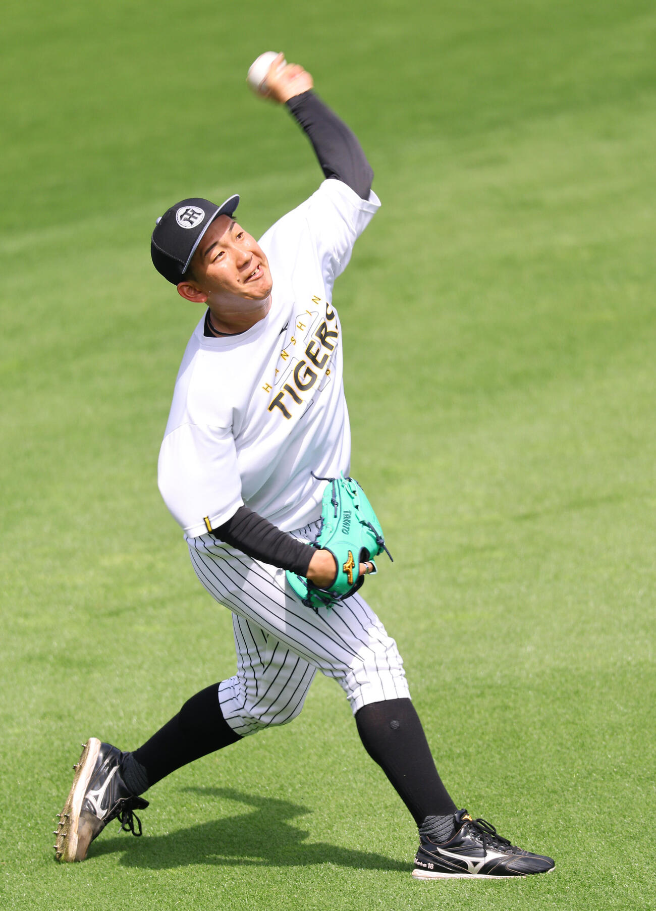 阪神対中日　キャッチボールで調整する阪神伊原（撮影・上田博志）