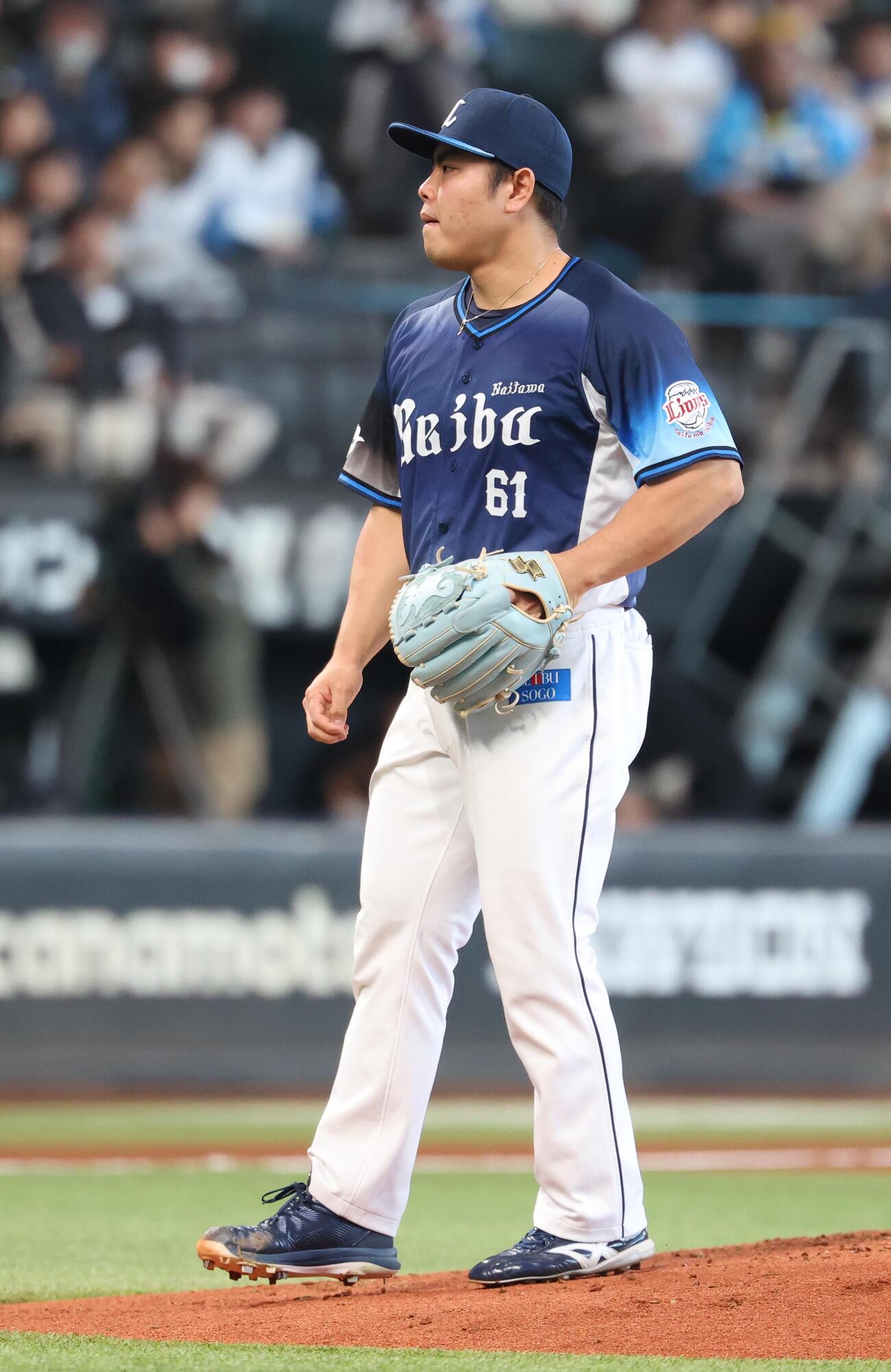 日本ハム対西武　左右で高さの違うスパイクを履く平良（撮影・黒川智章）