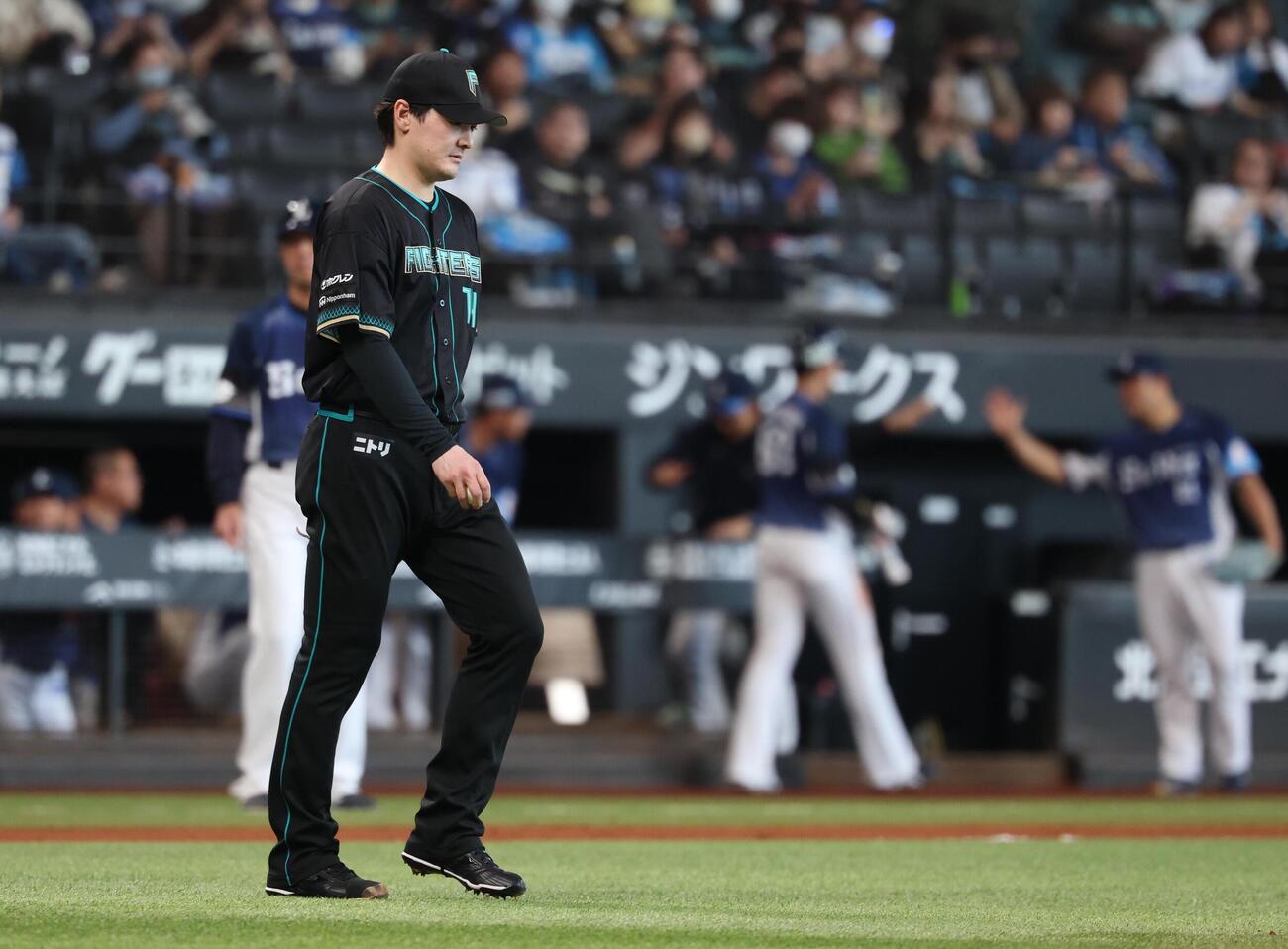 日本ハム対西武　4回表、失点し渋い表情の有原（撮影・黒川智章）