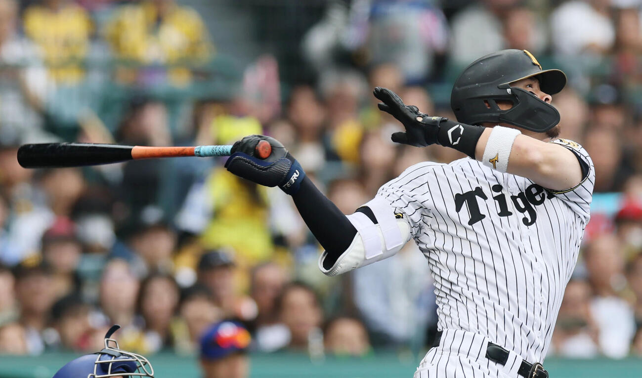 阪神対中日　1回裏阪神1死二塁、佐藤は中越え適時三塁打を放つ（撮影・加藤哉）