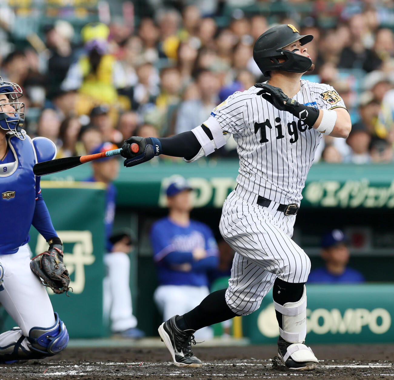 阪神対中日　1回裏阪神1死二塁、佐藤は中越え適時三塁打を放つ（撮影・加藤哉）