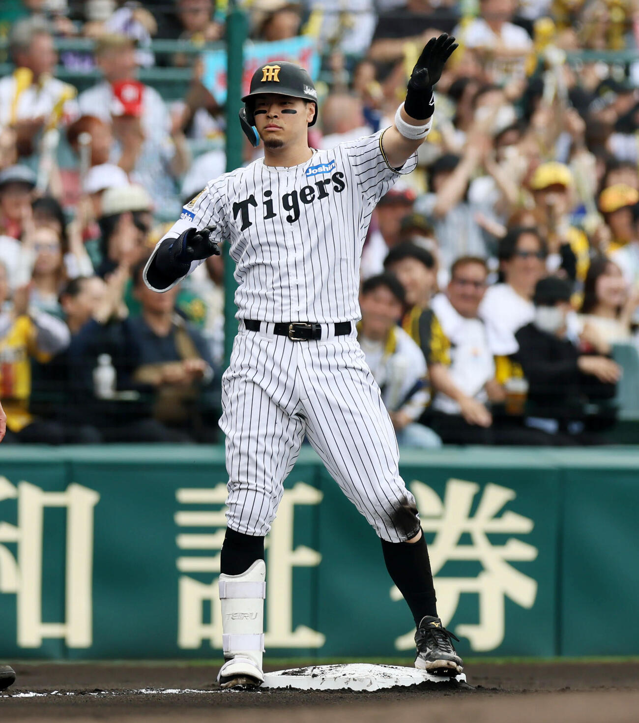 阪神対中日　1回裏阪神1死二塁、佐藤は中越え適時三塁打を放つ（撮影・加藤哉）