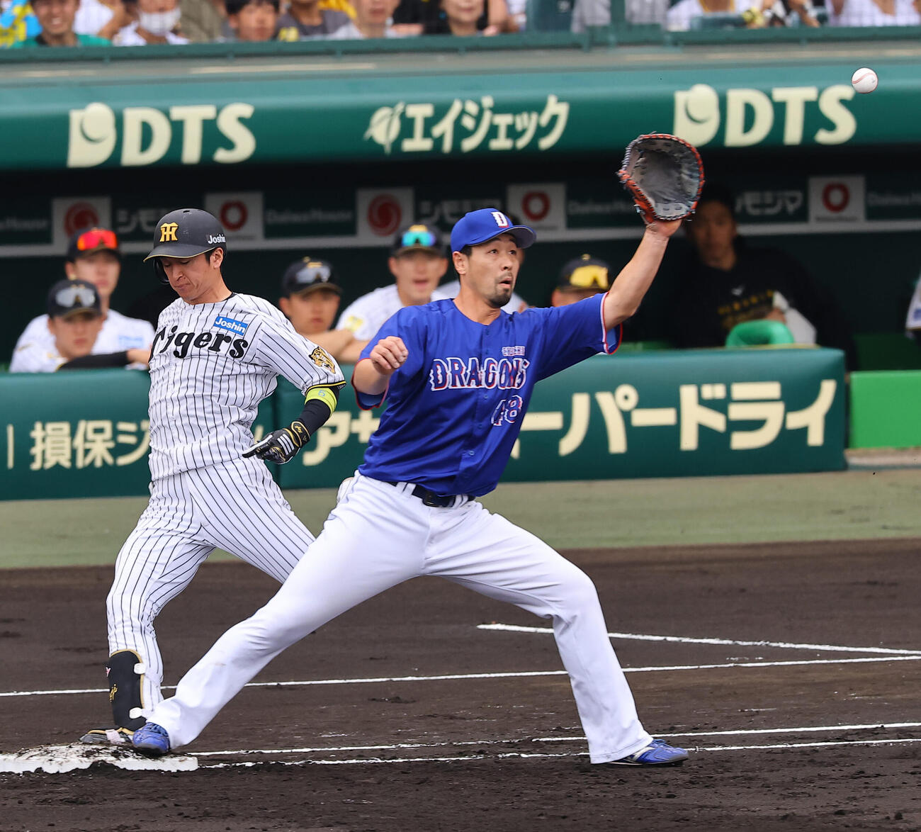 阪神対中日　1回裏阪神無死、近本は内野安打を放つ（撮影・上田博志）