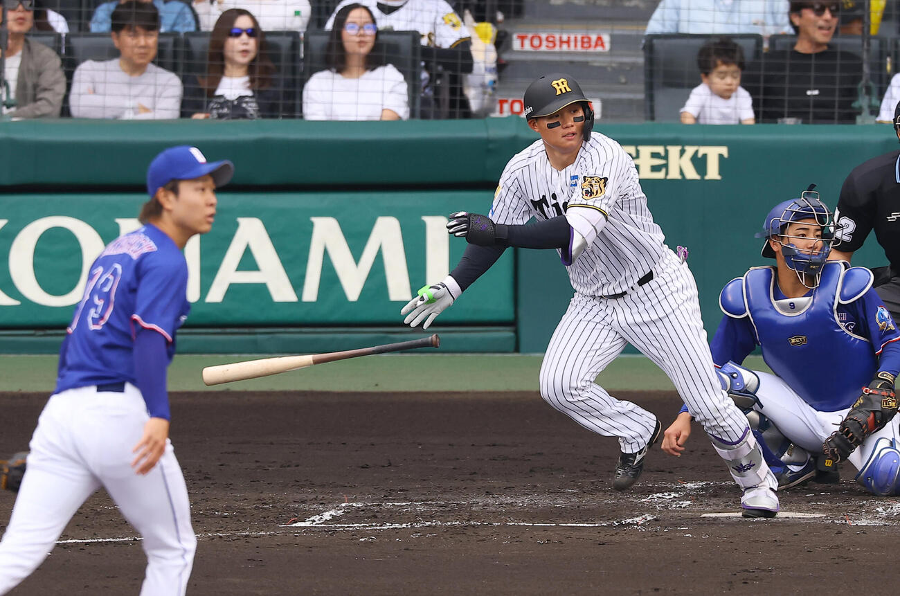 阪神対中日　1回裏阪神1死二塁、森下は適時二塁打を放つ（撮影・上田博志）