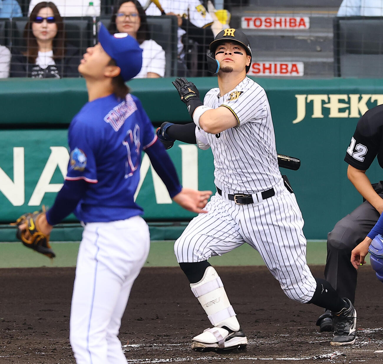 阪神対中日　1回裏阪神1死二塁、佐藤は適時三塁打を放つ（撮影・上田博志）