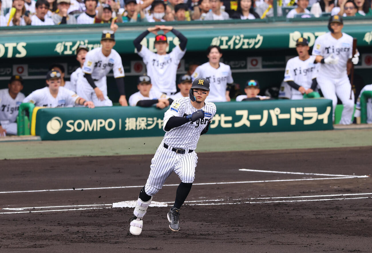 阪神対中日　1回裏阪神1死二塁、佐藤は適時三塁打を放つ（撮影・上田博志）
