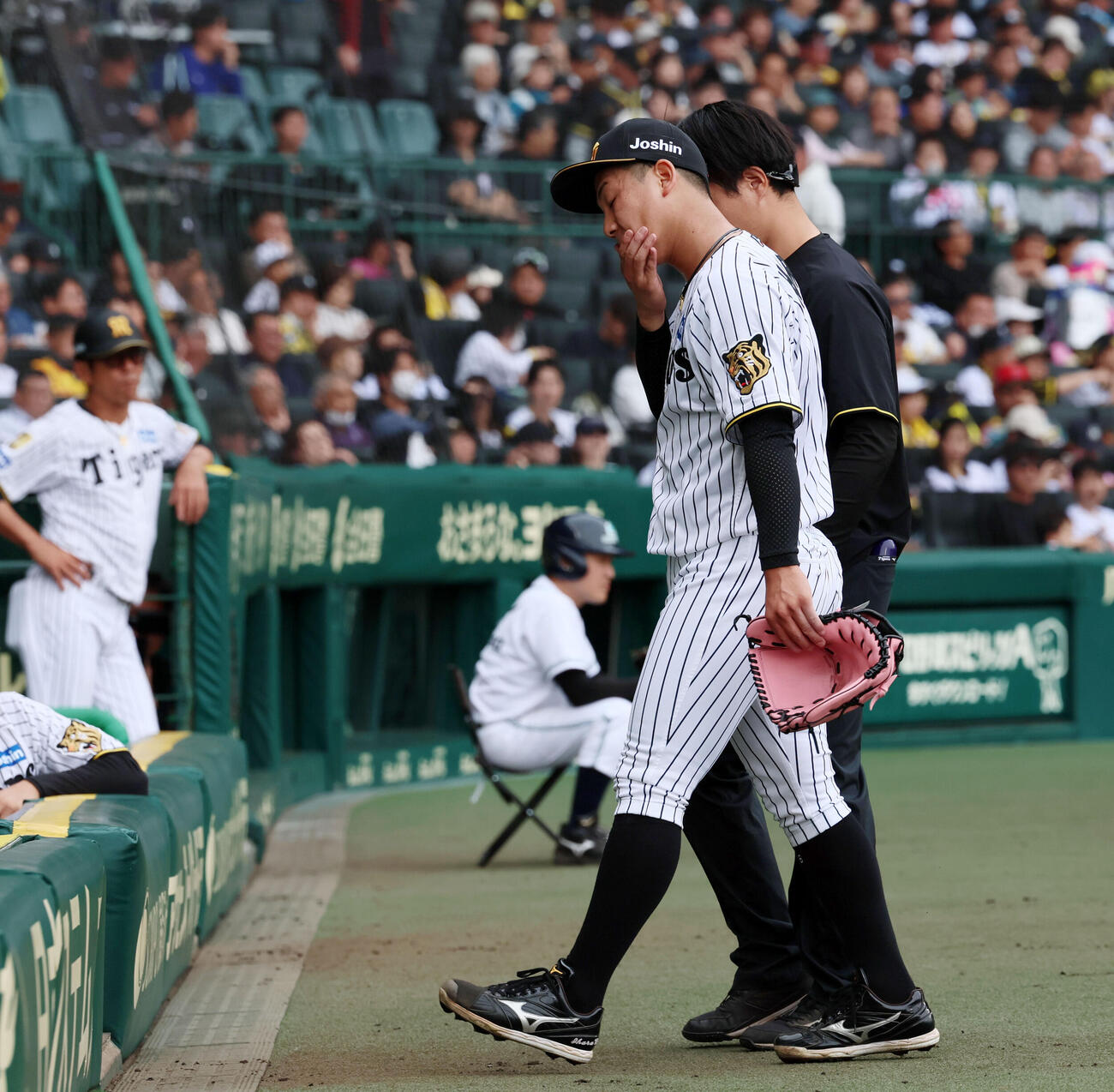 阪神対中日　2回表中日2死一、二塁、打者阿部のとき降板する先発伊原（撮影・加藤哉）