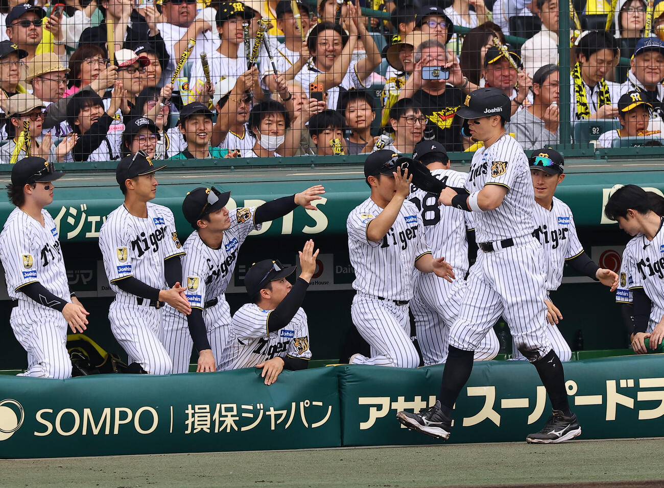 阪神対中日　1回裏阪神1死三塁、大山の遊ゴロで生還した佐藤はナインとハイタッチをする（撮影・上田博志）
