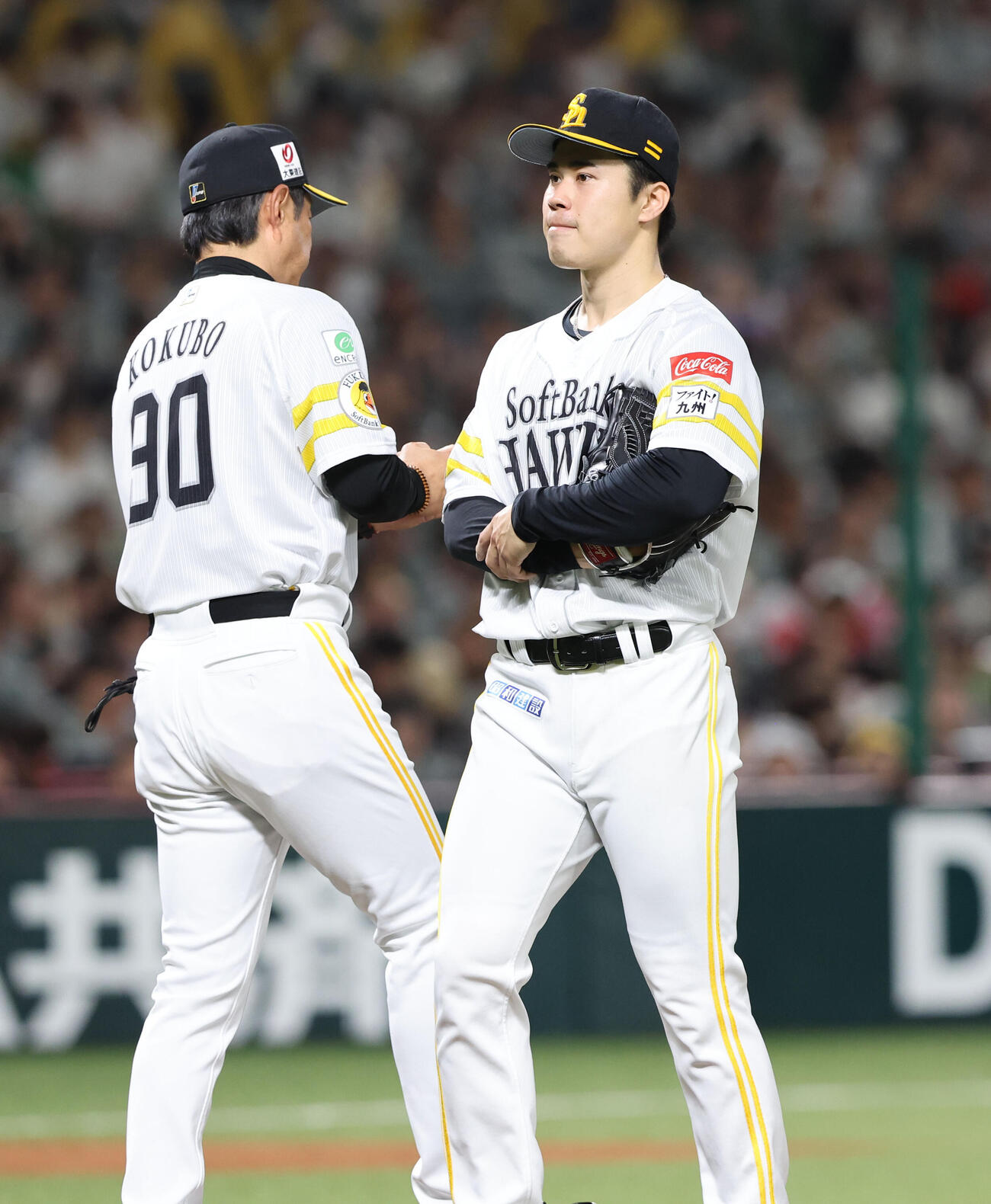 ソフトバンク対オリックス　9回途中、小久保監督に交代を告げられ降板する松本晴（撮影・梅根麻紀）