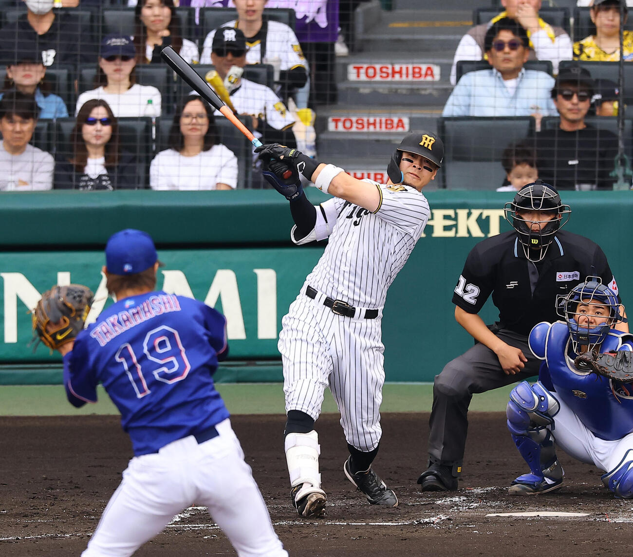 阪神対中日　1回裏阪神1死二塁、佐藤は適時三塁打を放つ（撮影・上田博志）