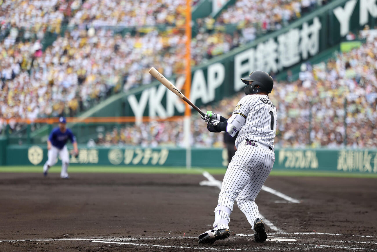 阪神対中日　1回裏阪神1死一塁、左翼線へ適時二塁打を放つ森下（撮影・前田充）
