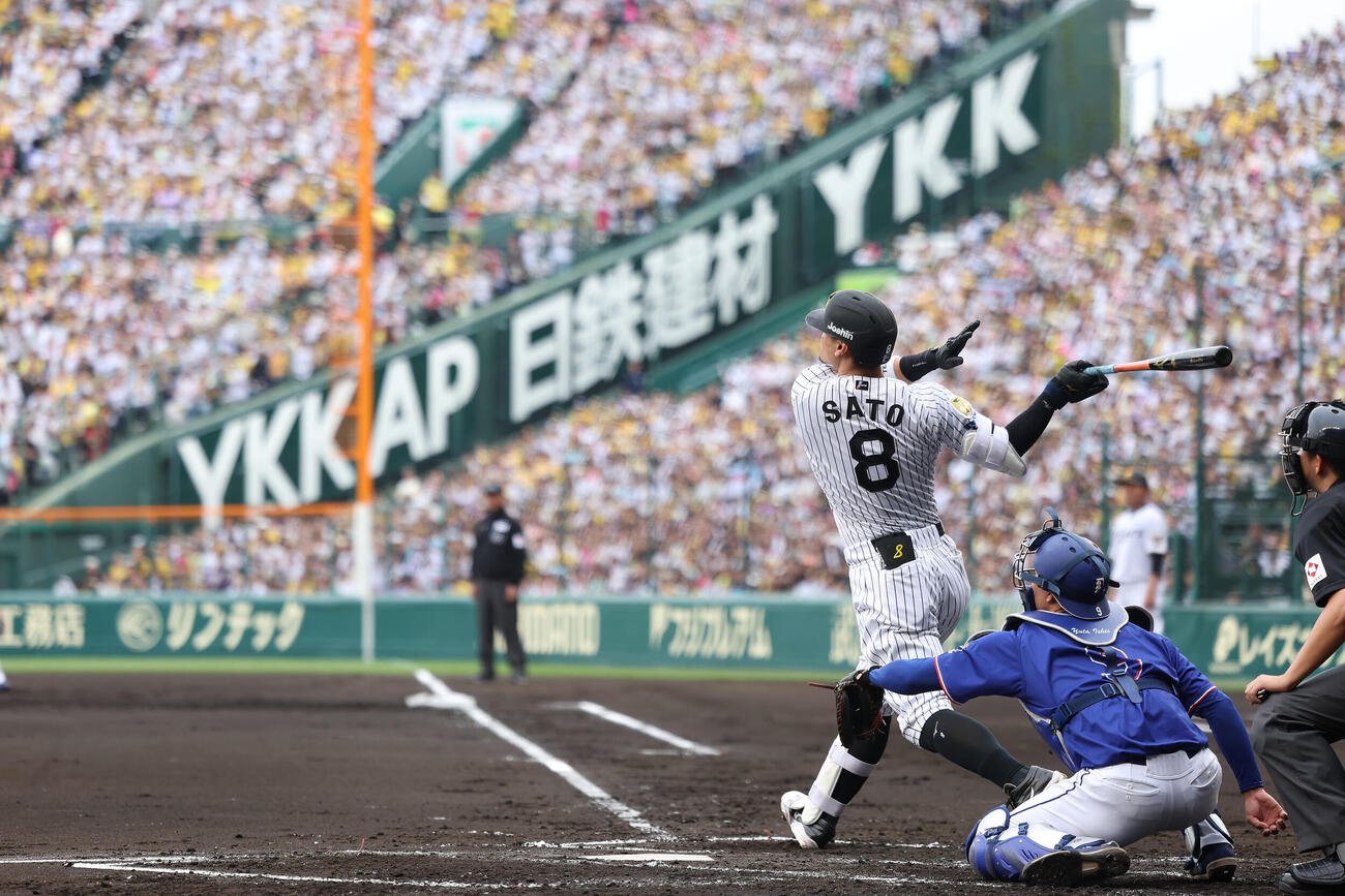 阪神対中日　1回裏阪神1死二塁、中越え適時三塁打を放つ佐藤（撮影・前田充）