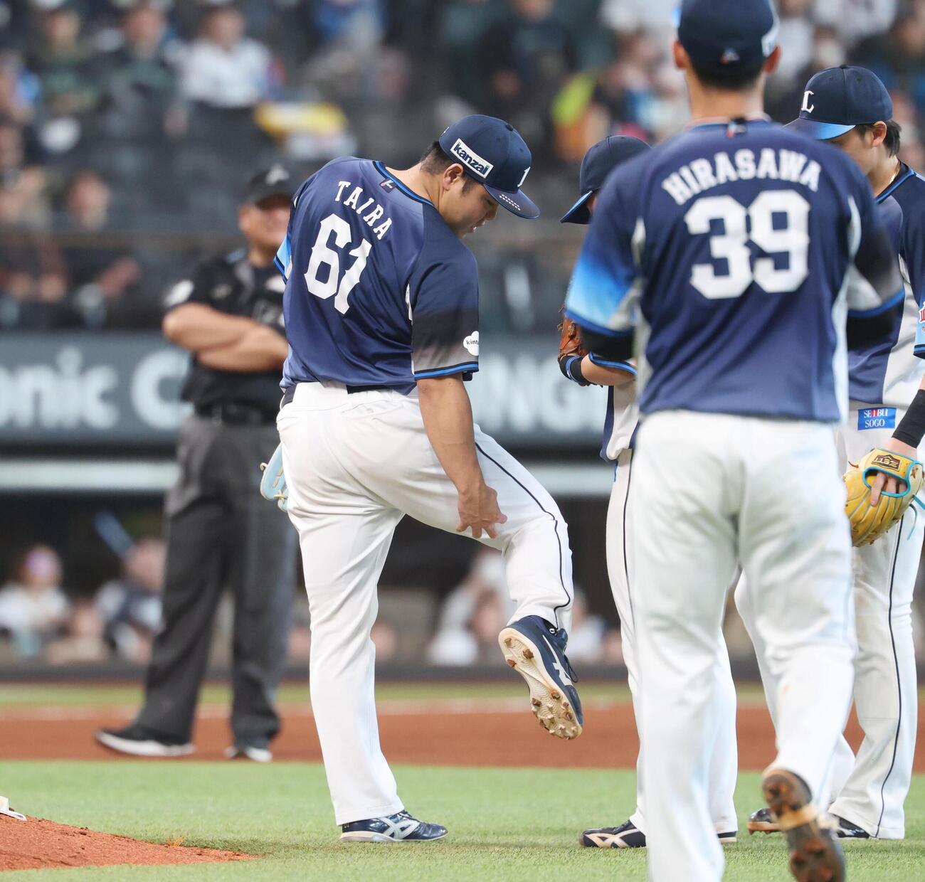 日本ハム対西武　6回裏、打球が当たった場所を触る平良（撮影・黒川智章）
