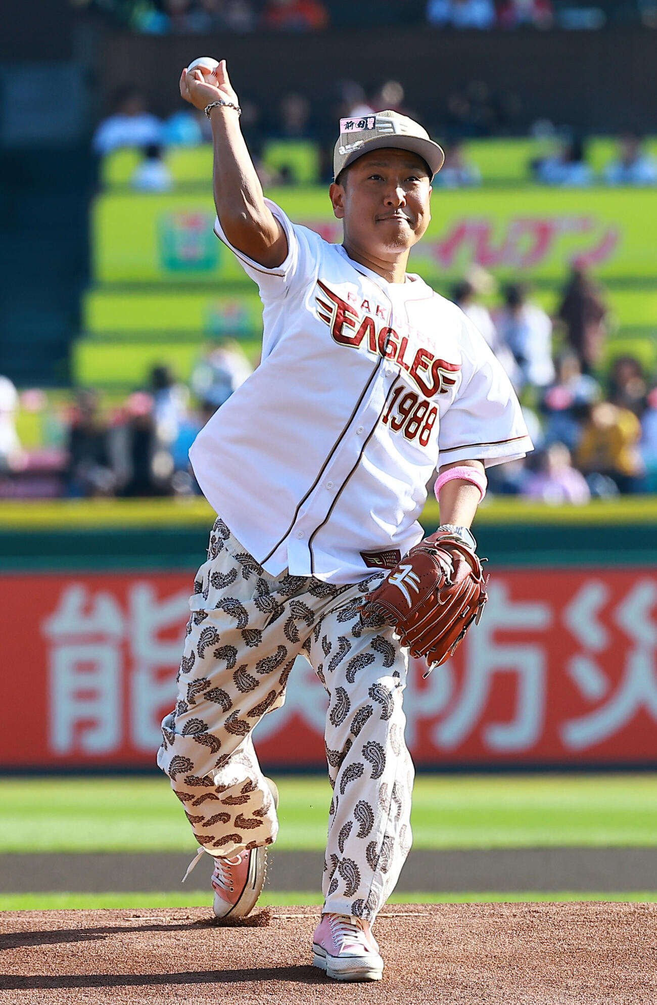 楽天対ロッテ　セレモニアルピッチを行うベリーグッドマンのMOCA（撮影・野上伸悟）