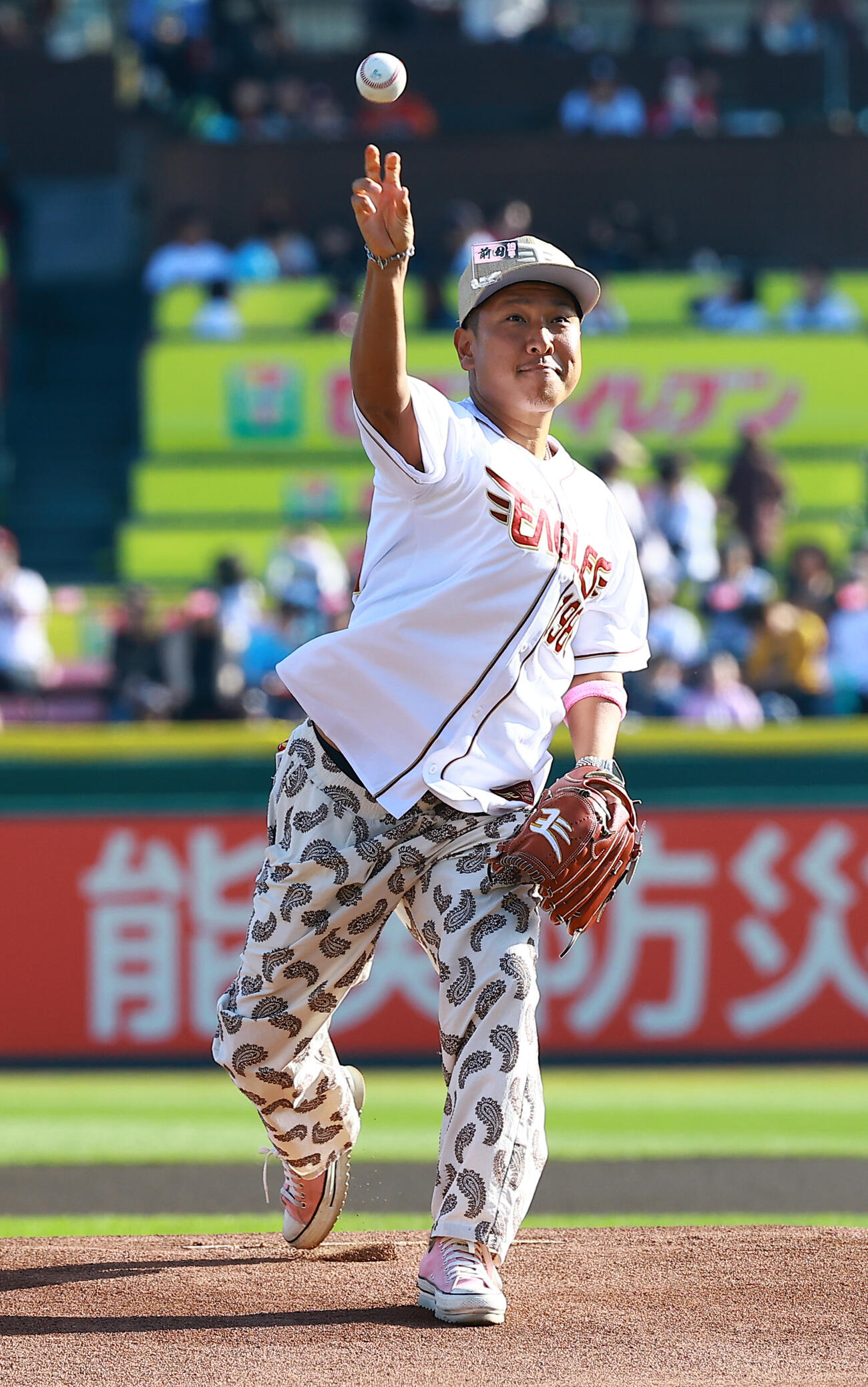 楽天対ロッテ　セレモニアルピッチを行うベリーグッドマンのMOCA（撮影・野上伸悟）
