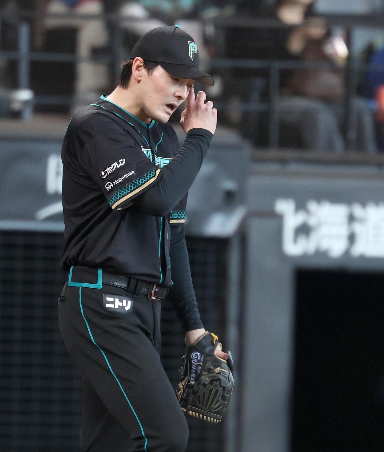 日本ハム対西武　4回表、失点し渋い表情の有原（撮影・黒川智章）