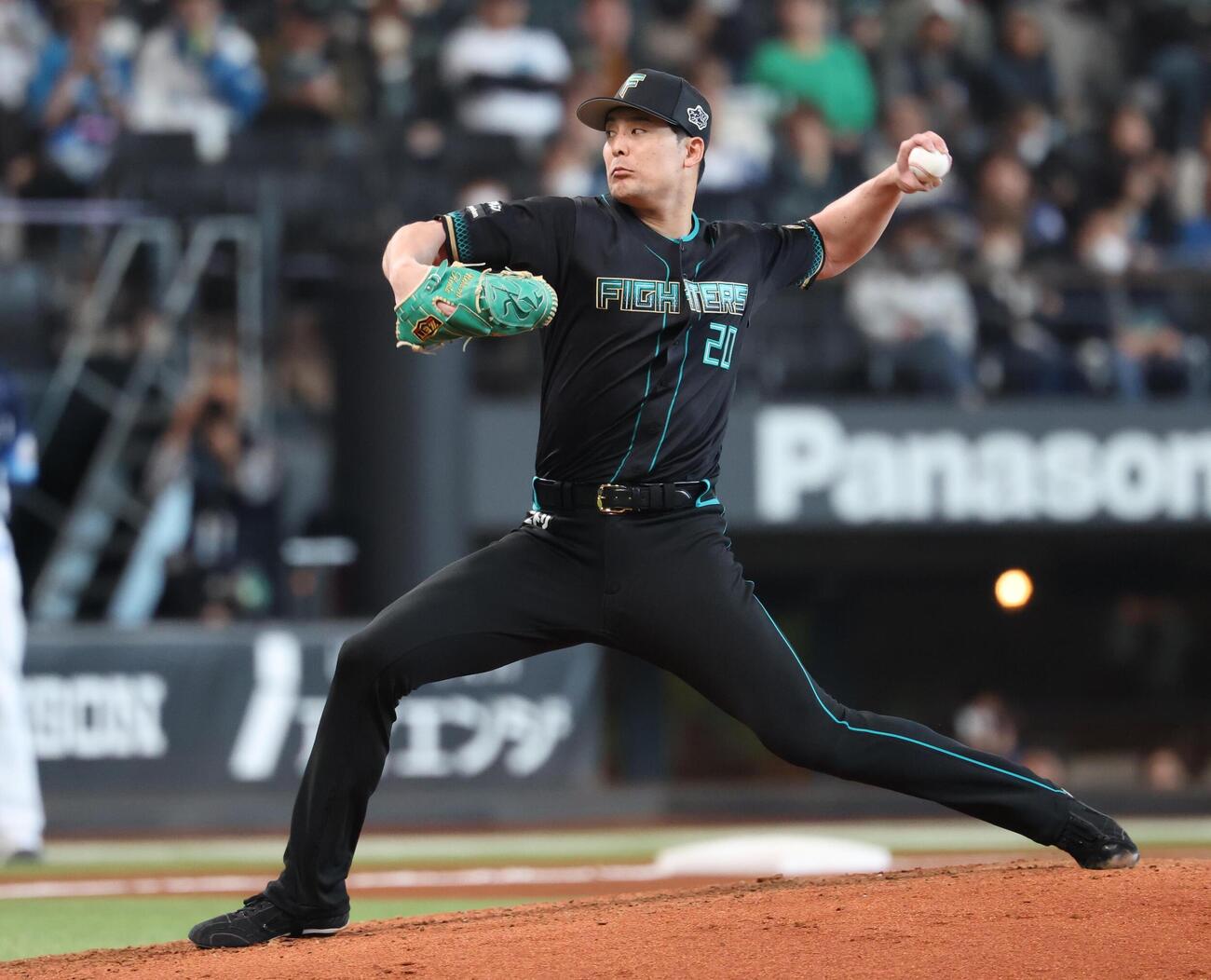 日本ハム対西武　7回に登板の上原（撮影・黒川智章）