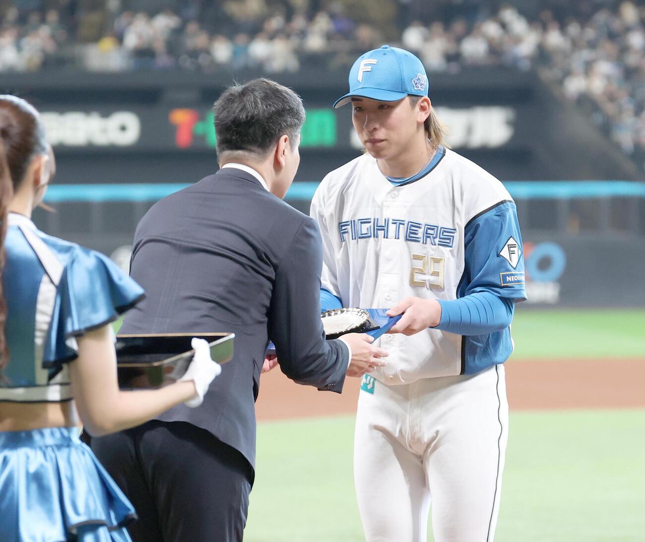日本ハム対西武　ノーヒットノーランを達成し表彰される細野（撮影・黒川智章）