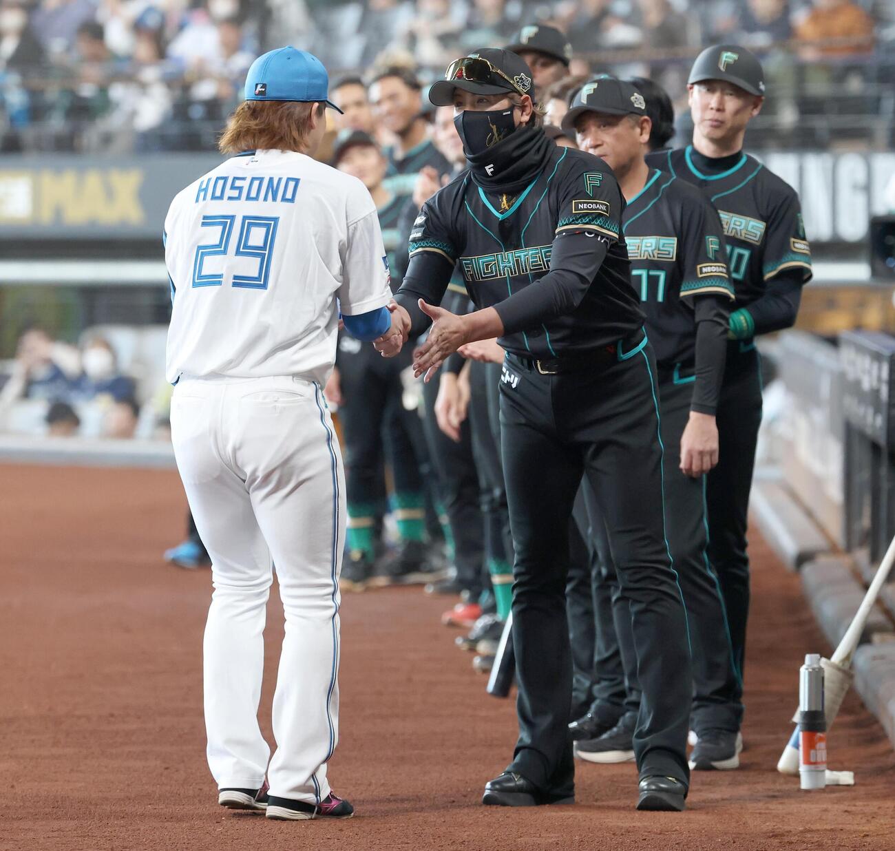 日本ハム対西武　ノーヒットノーランを達成し表彰された細野を出迎える新庄監督（撮影・黒川智章）