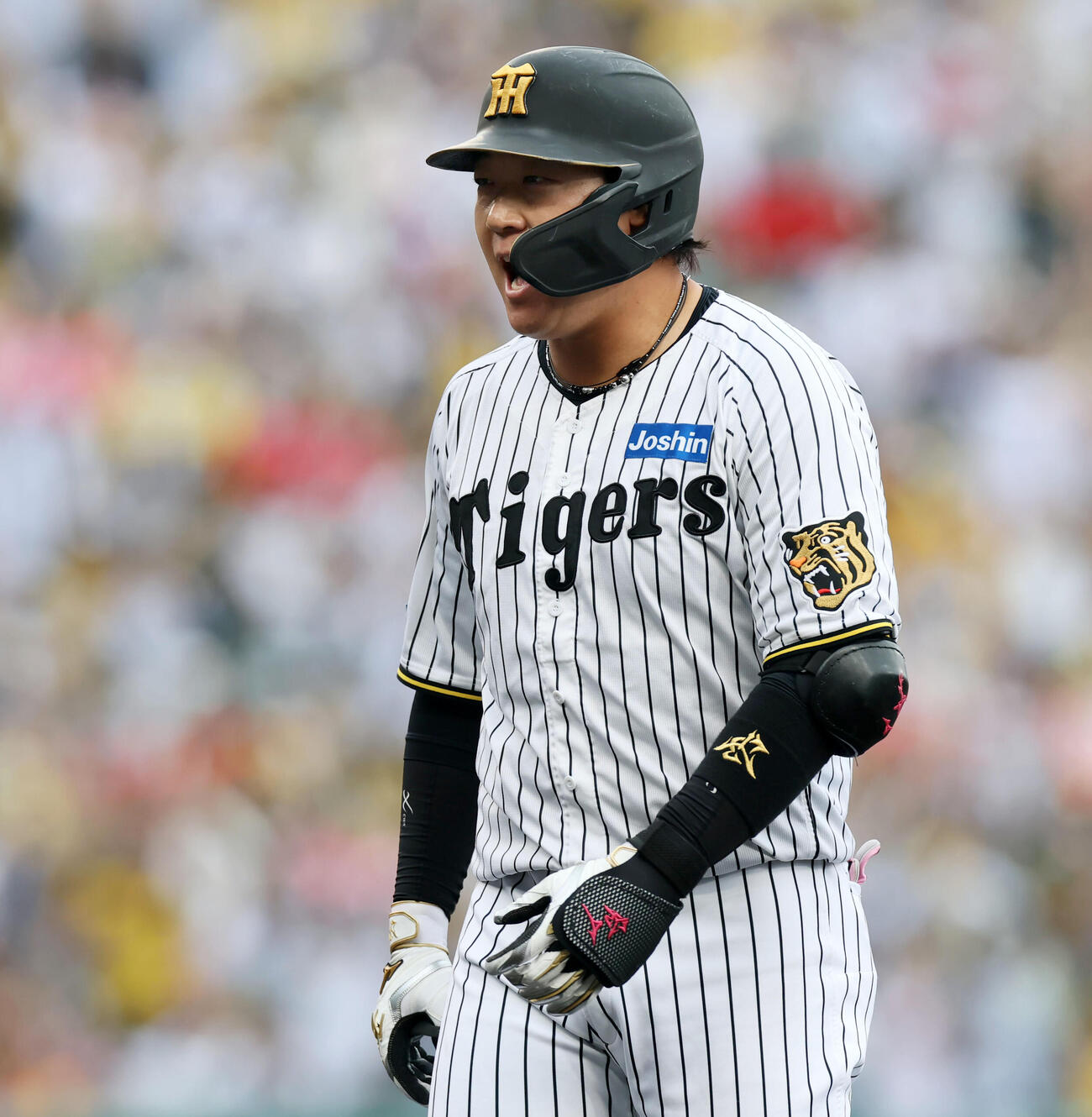 阪神対中日　5回裏阪神2死一、二塁、大山は左前適時打を放ち一塁をまわった付近で声を出す（撮影・加藤哉）
