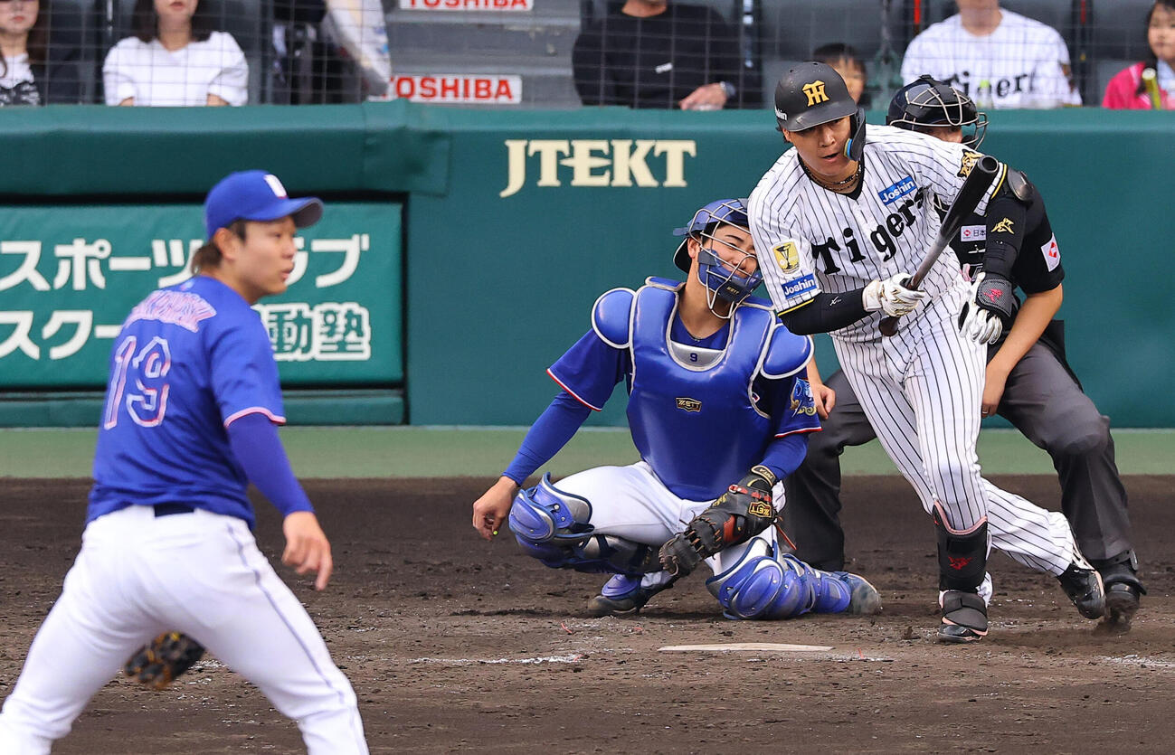 阪神対中日　5回裏阪神2死一、二塁、大山は同点適時打を放つ（撮影・上田博志）
