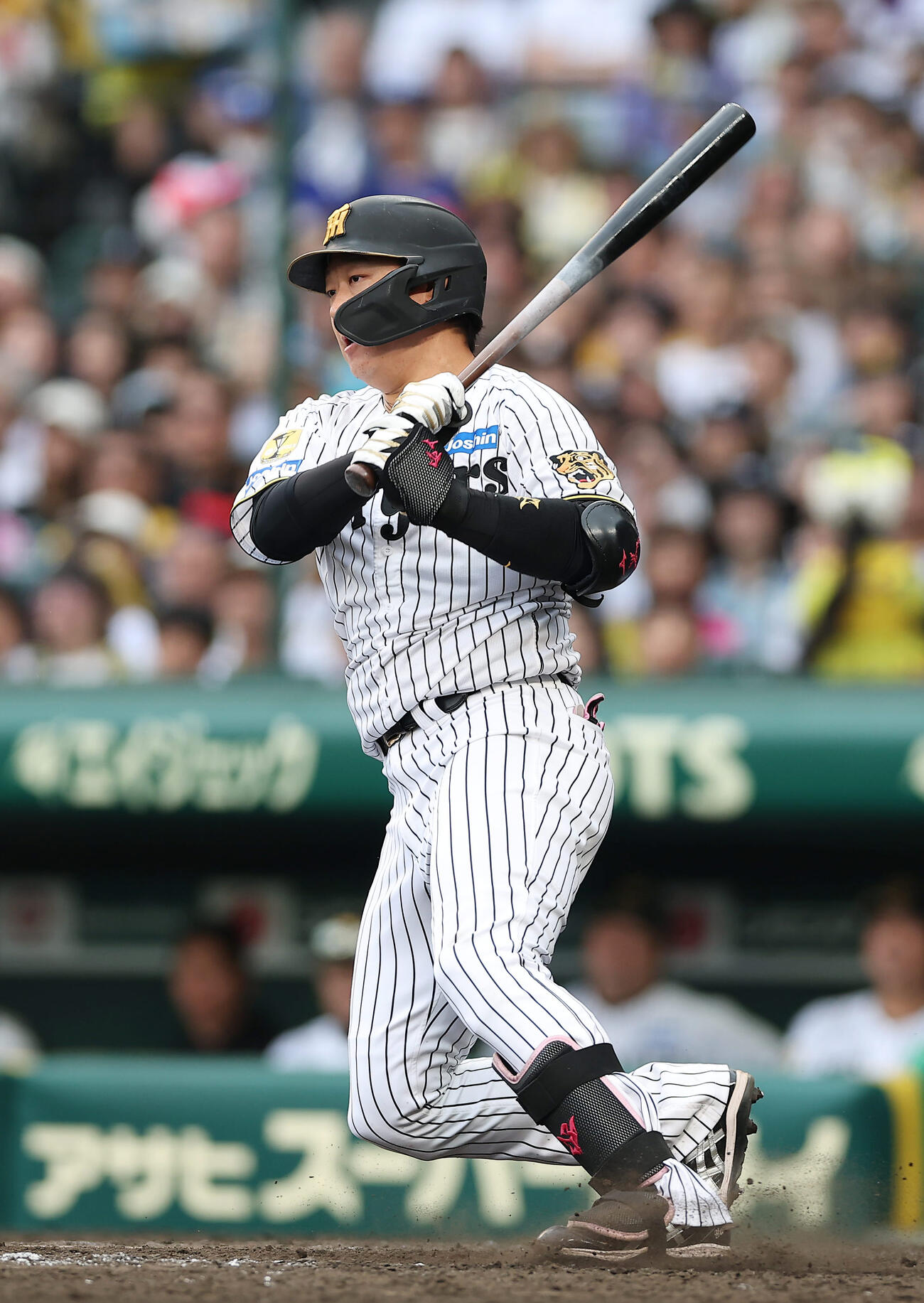 阪神対中日　5回裏阪神2死一、二塁、同点の左前適時打を放つ大山（撮影・前田充）