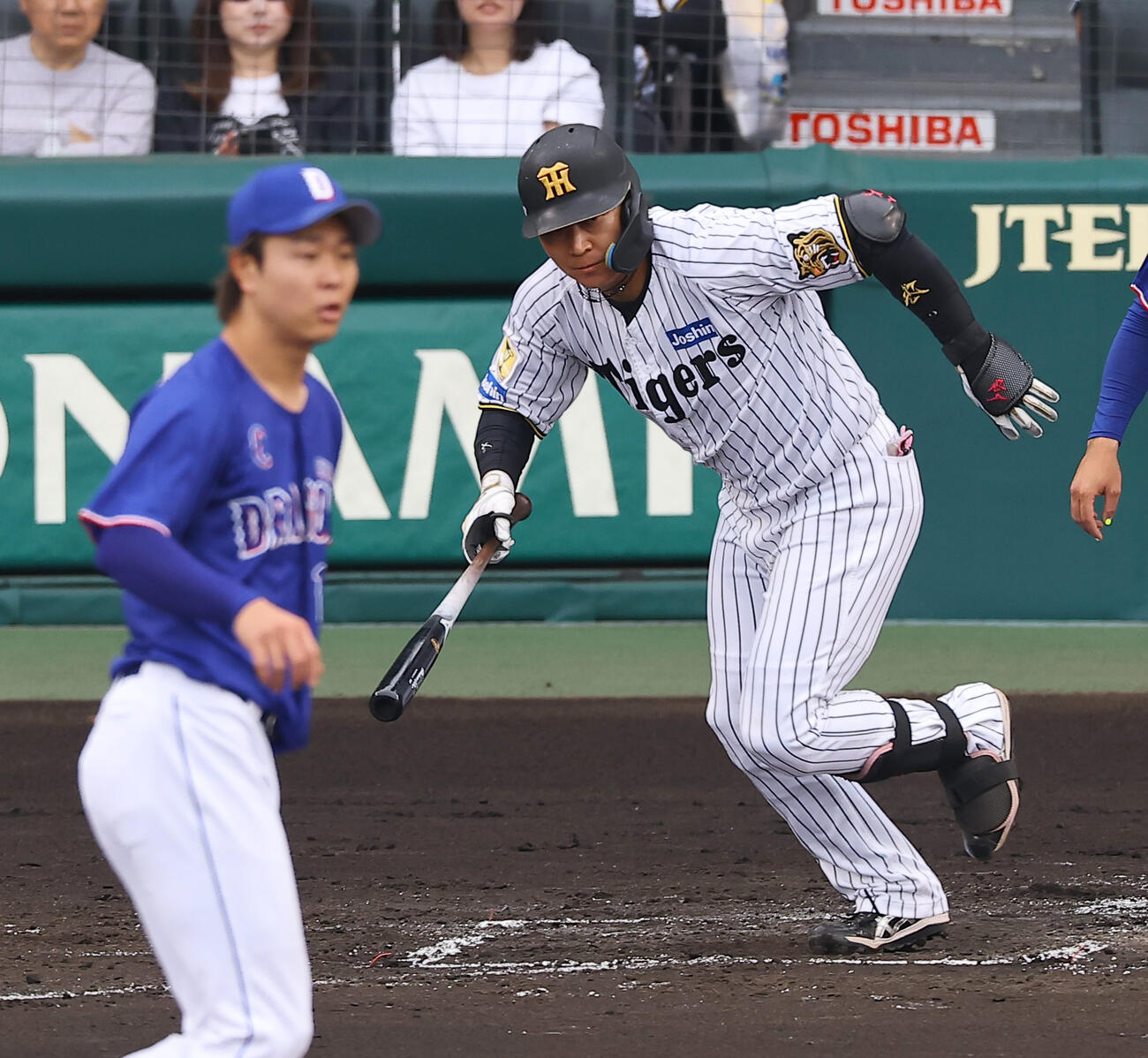 阪神対中日　1回裏阪神1死三塁、大山の遊ゴロの間に佐藤が勝ち越しの生還をする（撮影・上田博志）