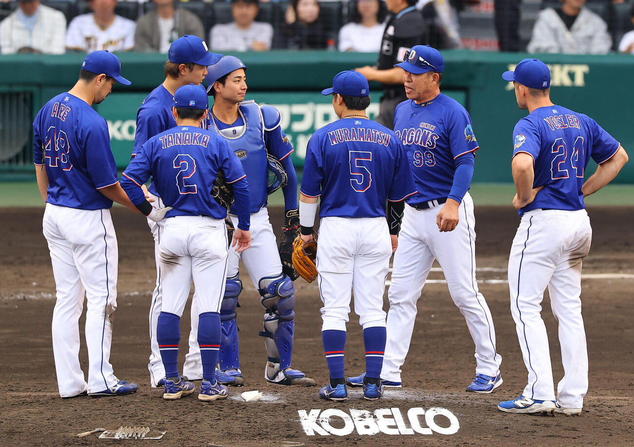 阪神対中日　6回裏阪神1死二塁、井上監督（右から2人目）は高橋宏（左から2人目）に交代を告げる（撮影・上田博志）